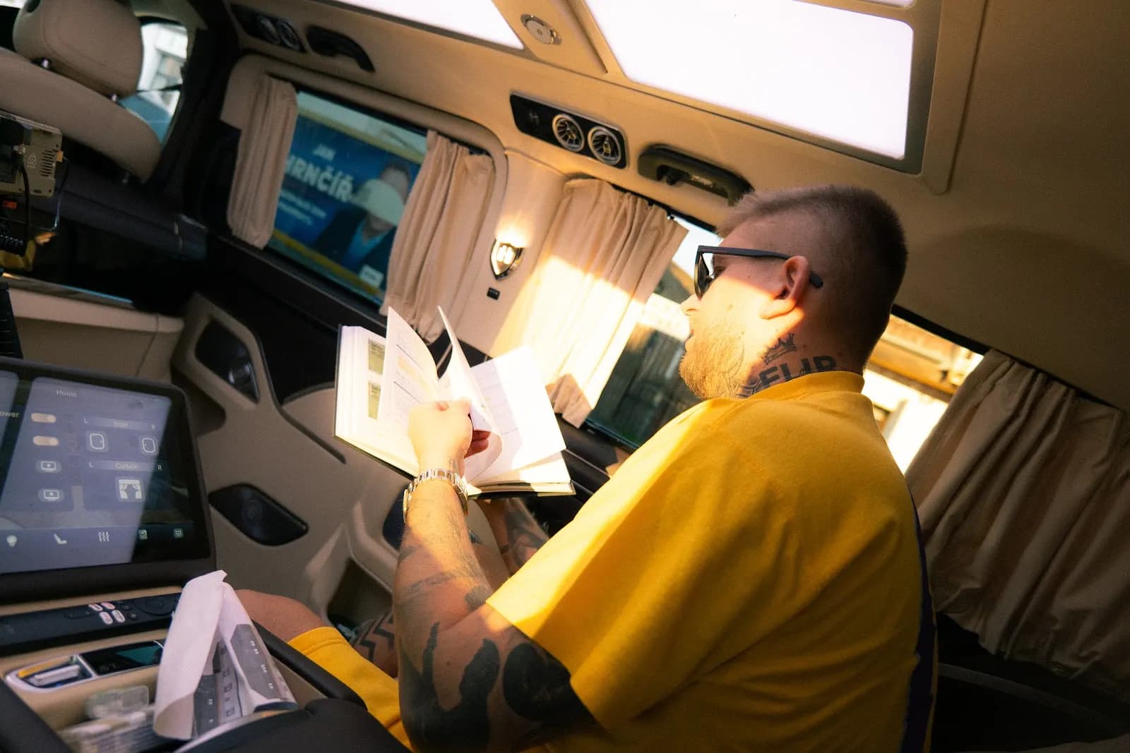 Maxim Ponomarenko geht im Auto papierene Unterlagen zu einer Immobilie durch