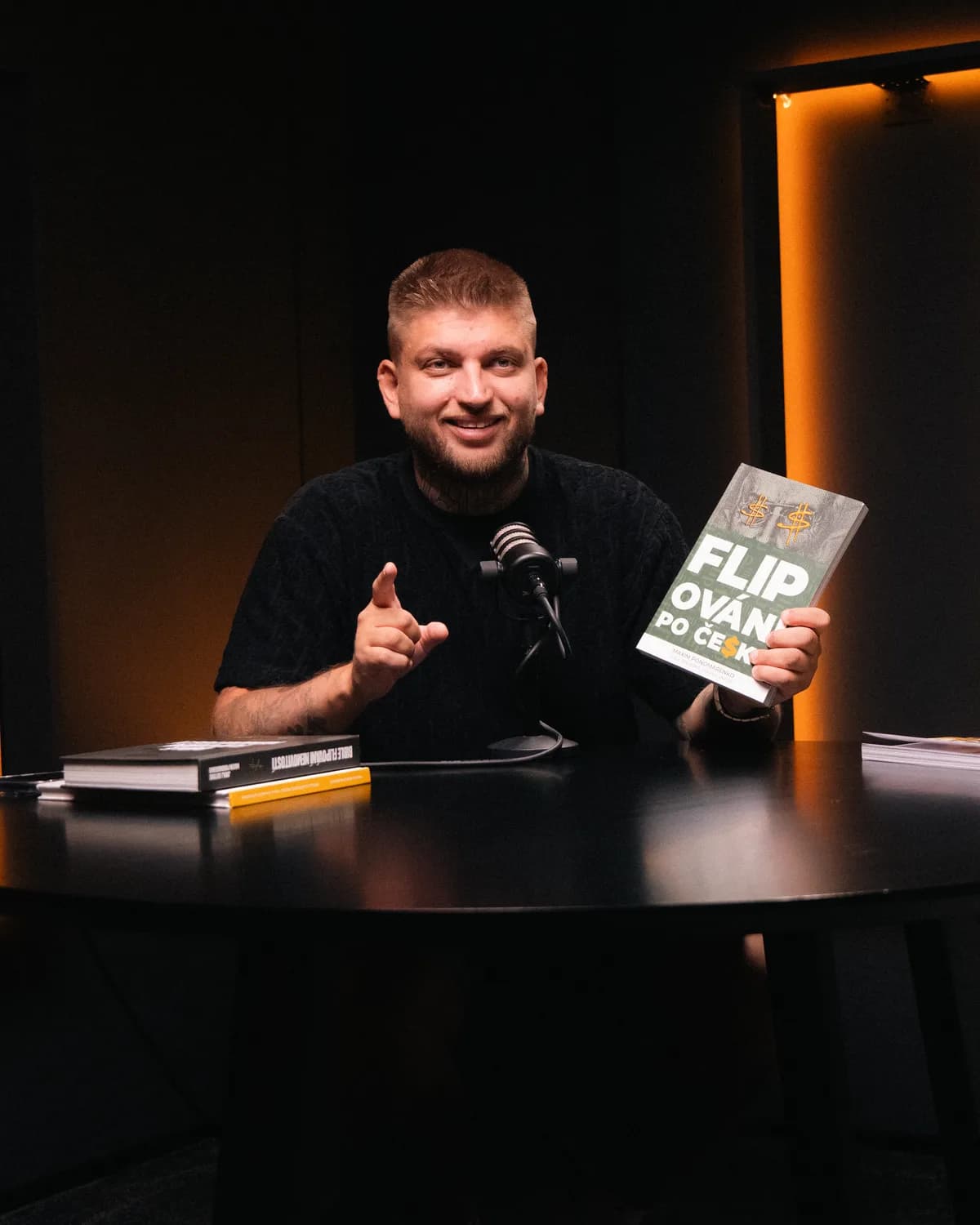 Maxim Ponomarenko mit dem Buch Flipování po česku