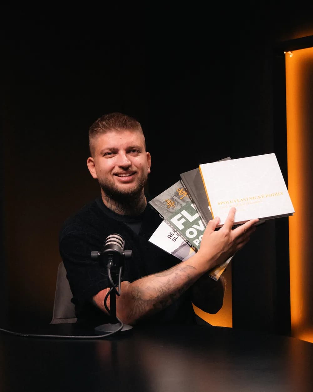 Maxim Ponomarenko mit seinen Büchern über Immobilien