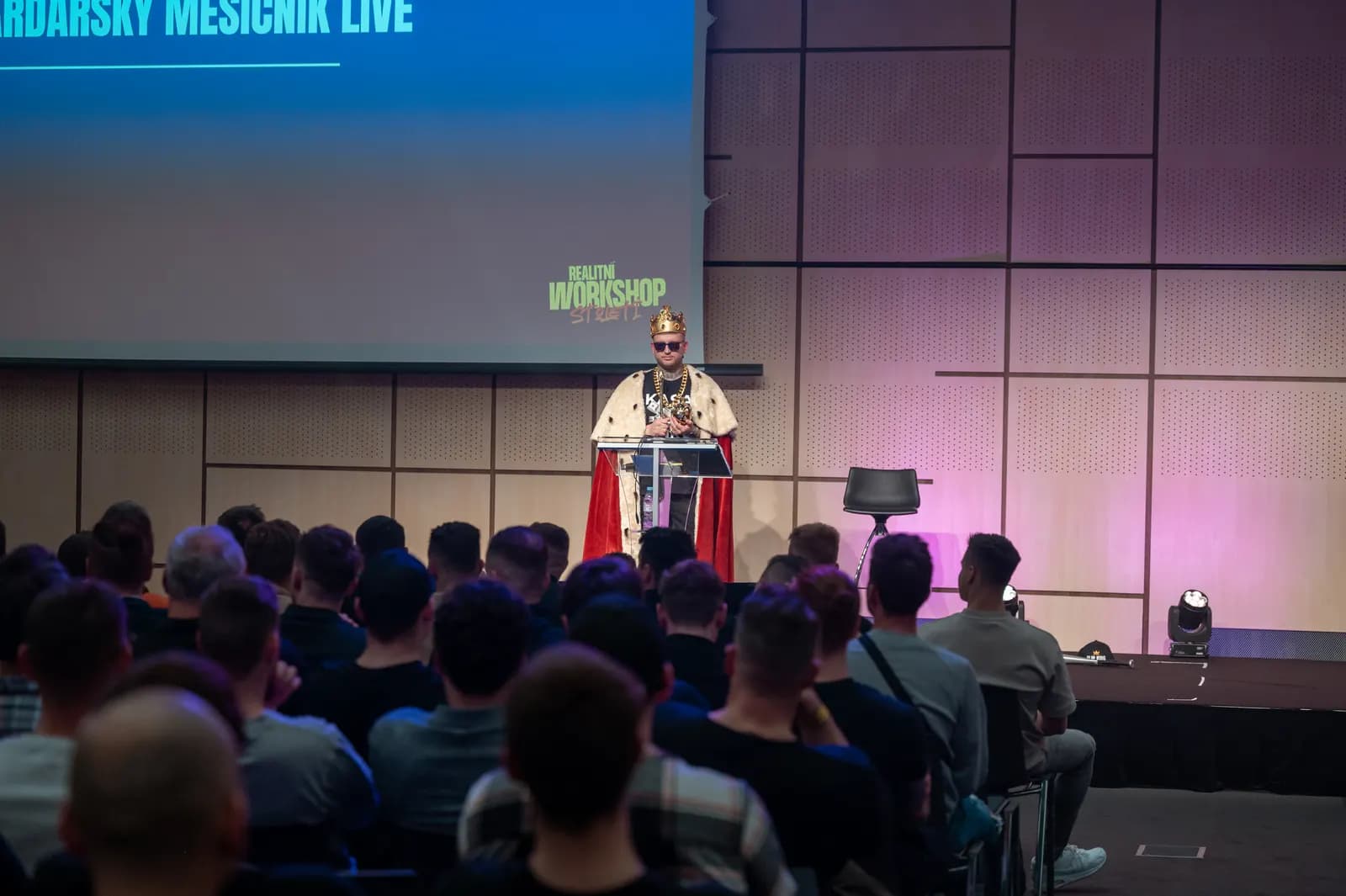 Заполненный зал мероприятия Realitní workshop století во время вступительной лекции